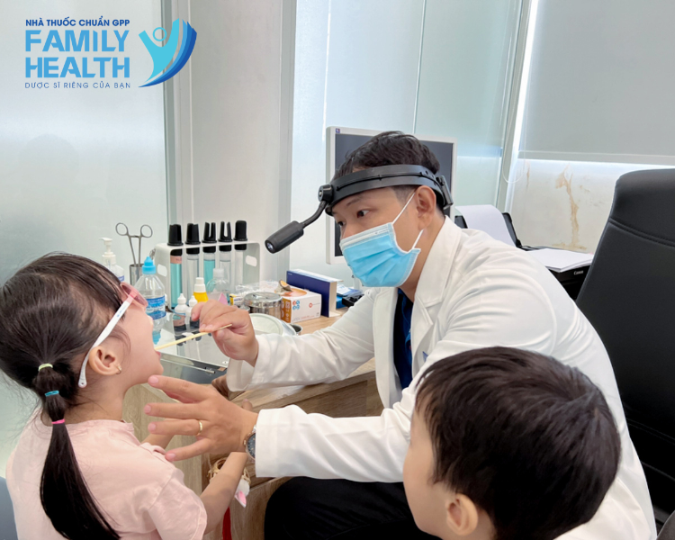 Thạc sĩ, Bác sĩ Trương Đăng Khoa thực hiện kiểm tra viêm họng cho bệnh nhân tại PKĐK Family Health